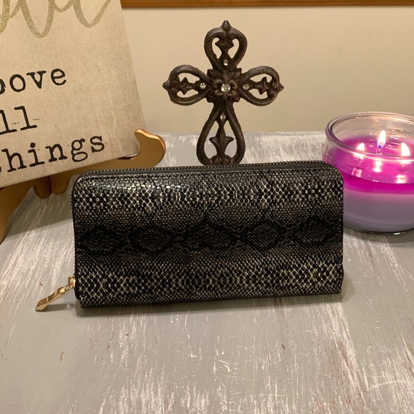 Eclectic Ginger Handbags - Black gray white snake print zipper wallet